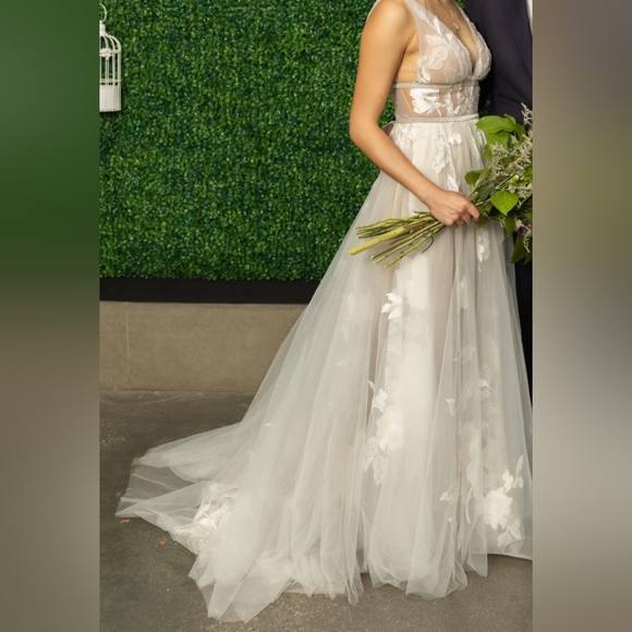 Galatea Wedding Dress and Veil - Picture 3 of 8